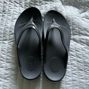 OOFOS Grey Thong Sandal, lightly worn